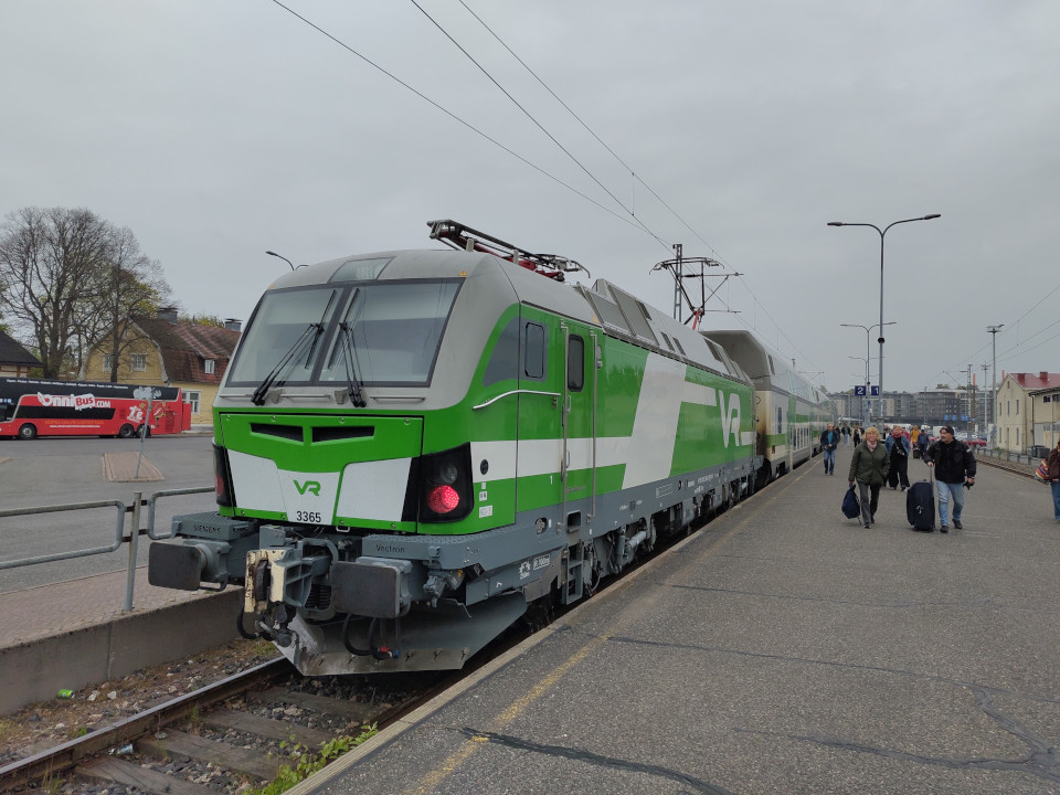 Vectron-veturi ja IC2-vaunuja Turun satamassa